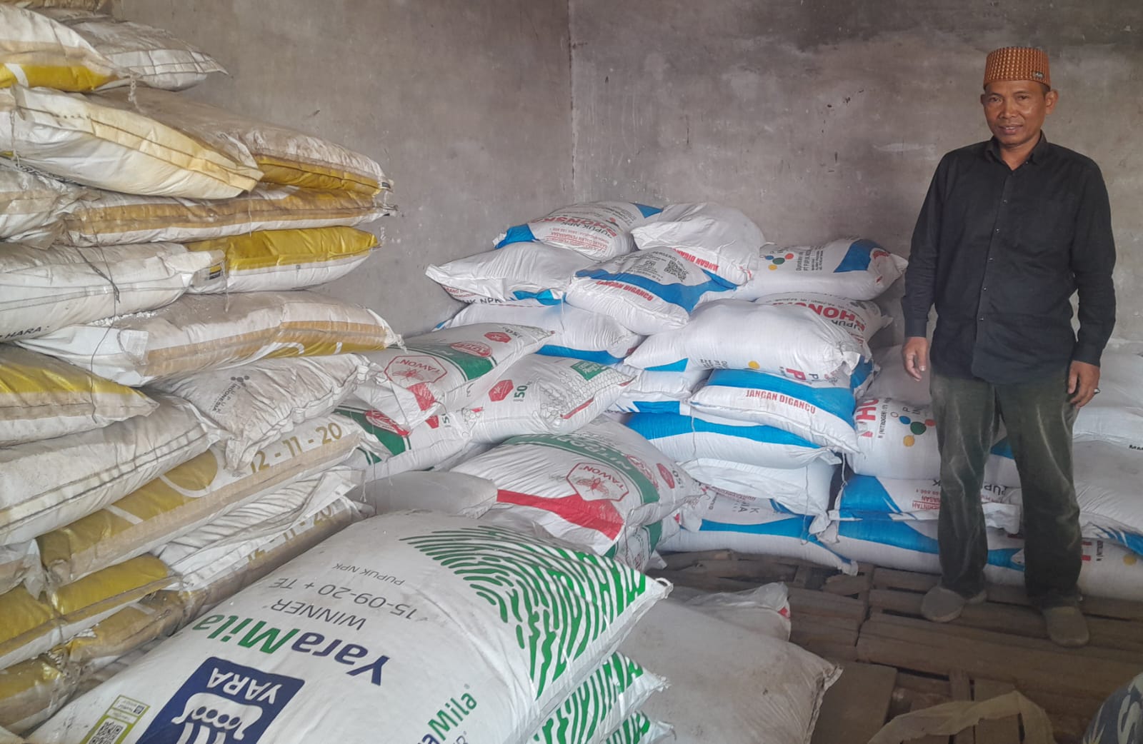 STOK ADA: Toko pupuk di  Dusun Gerdu, Desa Tulungrejo, Kecamatan Bumiaji  menyediakan pupuk subsidi.