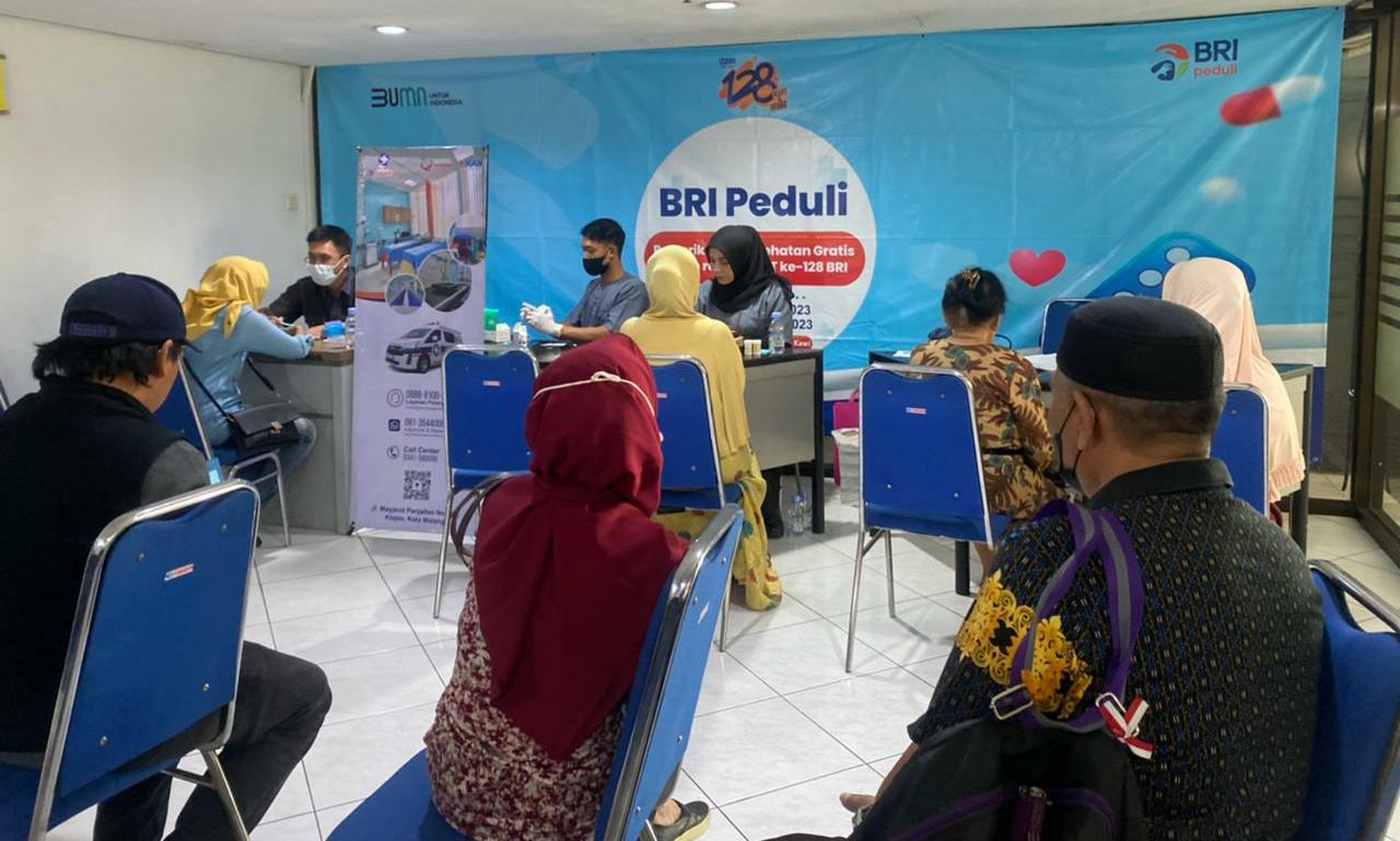 LAYANAN TERBAIK : Pemeriksaan kesehatan dari tim dokter dan perawat RSU Brimedika Malang untuk mendukung rangkaian&nbsp;HUT&nbsp;BRI&nbsp;ke-128.