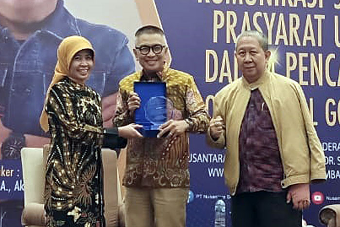 PT Nusantara Sebelas Medika menyerahkan cinderamata untuk Helmi Yahya