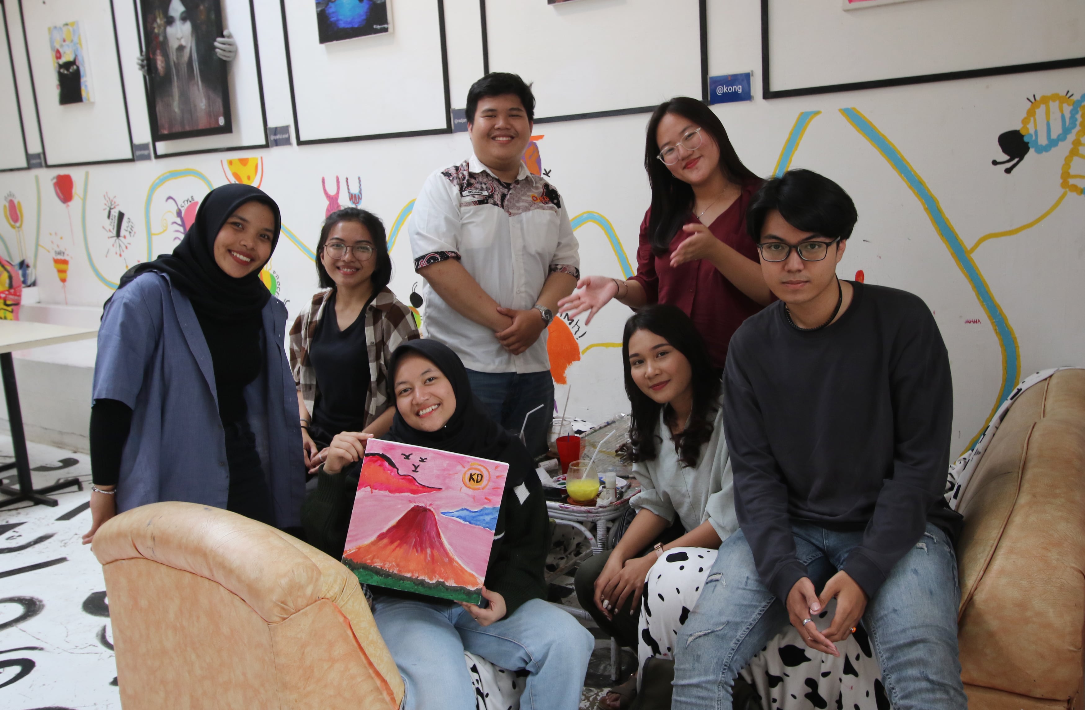 KREATIF: Rombongan anak muda ngopi bareng sambil menunjukkan hasil karyanya.