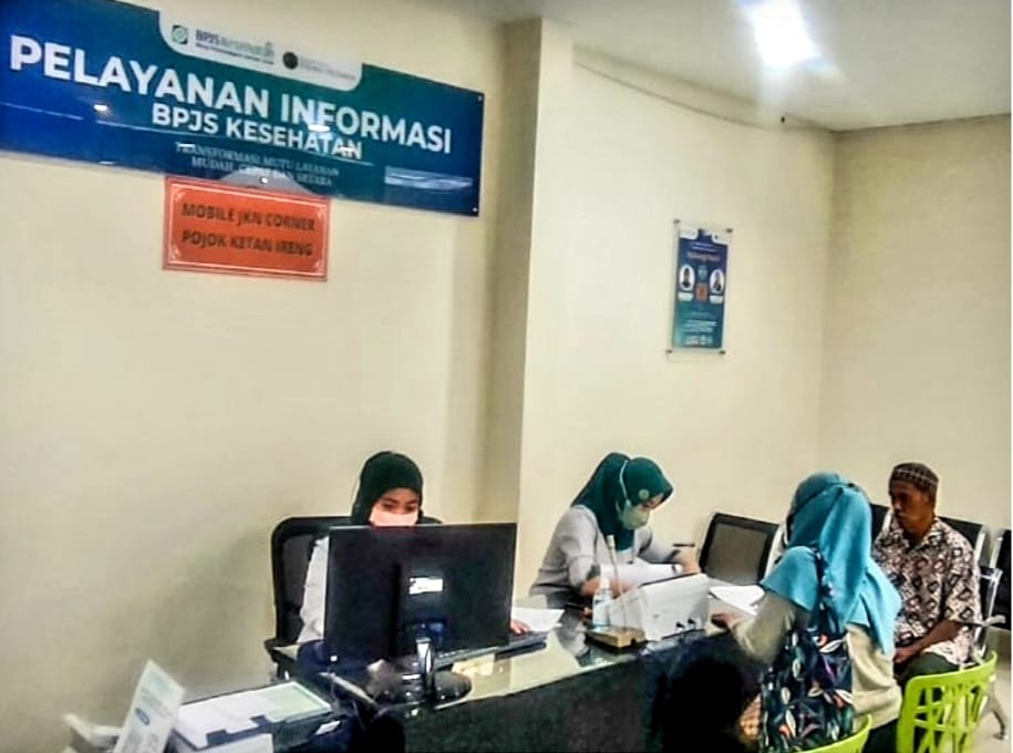 TANGGAP. Staf Mobile JKN Corner RS Prima Husada memandu pasien yang belum pernah menggunakan aplikasi.