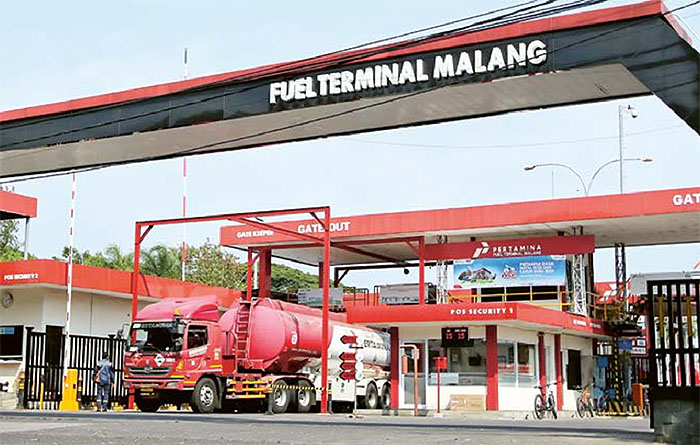 MENINGKAT  6 PERSEN:  Salah satu  mobil BBM  berangkat  dari Fuel  Terminal  Pertamina  Malang,  kemarin  siang.