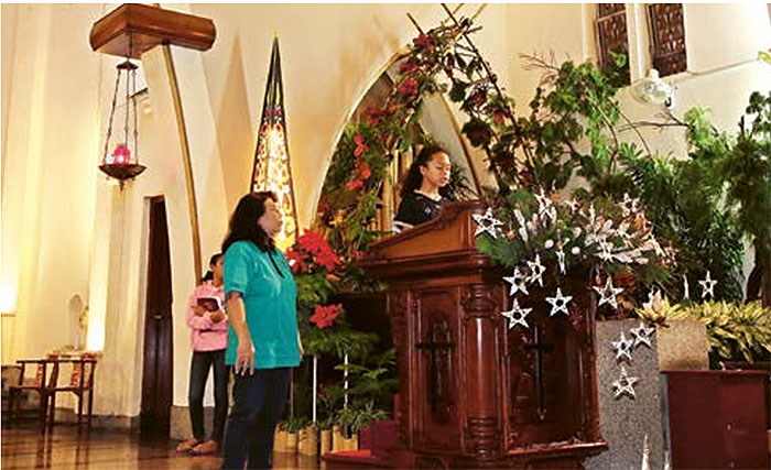 PERSIAPAN AKHIR: Simulasi Misa dilakukan di Gereja Ijen  bersama dua orang anak, kemarin siang.