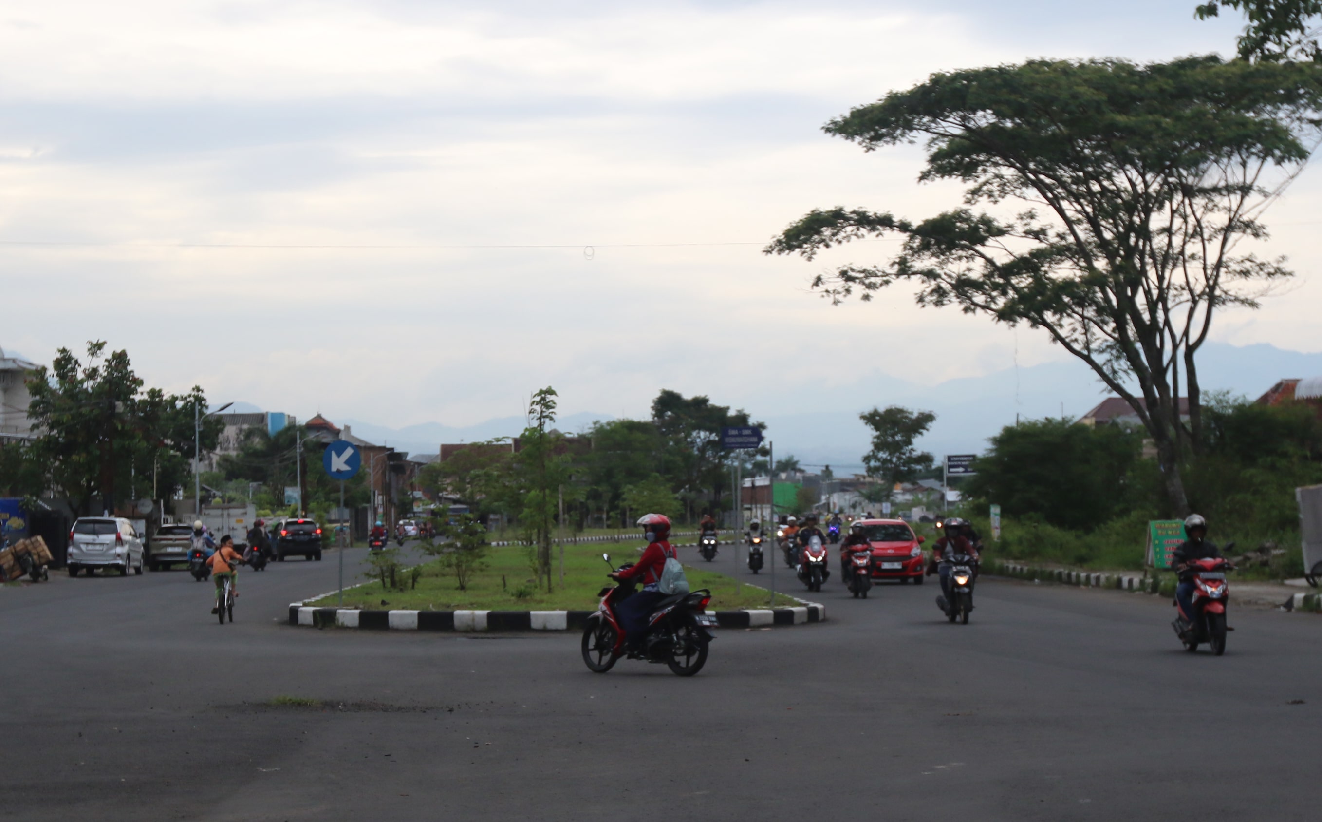 Kendaraan melintas di Jalan Danau Jonge, Sawojajar.