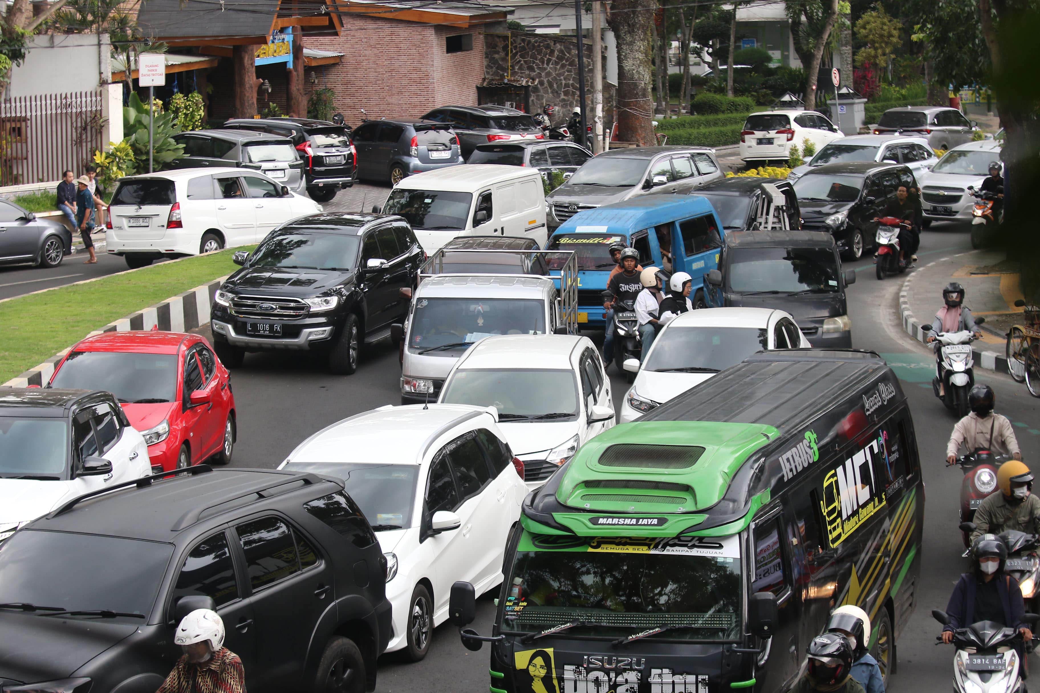 BUTUH DIURAI: Kepadatan arus lalu lintas terlihat di Jalan Semeru kemarin (25/12). Penumpukan kendaraan dari arah Jalan Basuki Rahmat sisi utara (PLN) dan Jalan Basuki Rahmat sisi selatan (kampung her