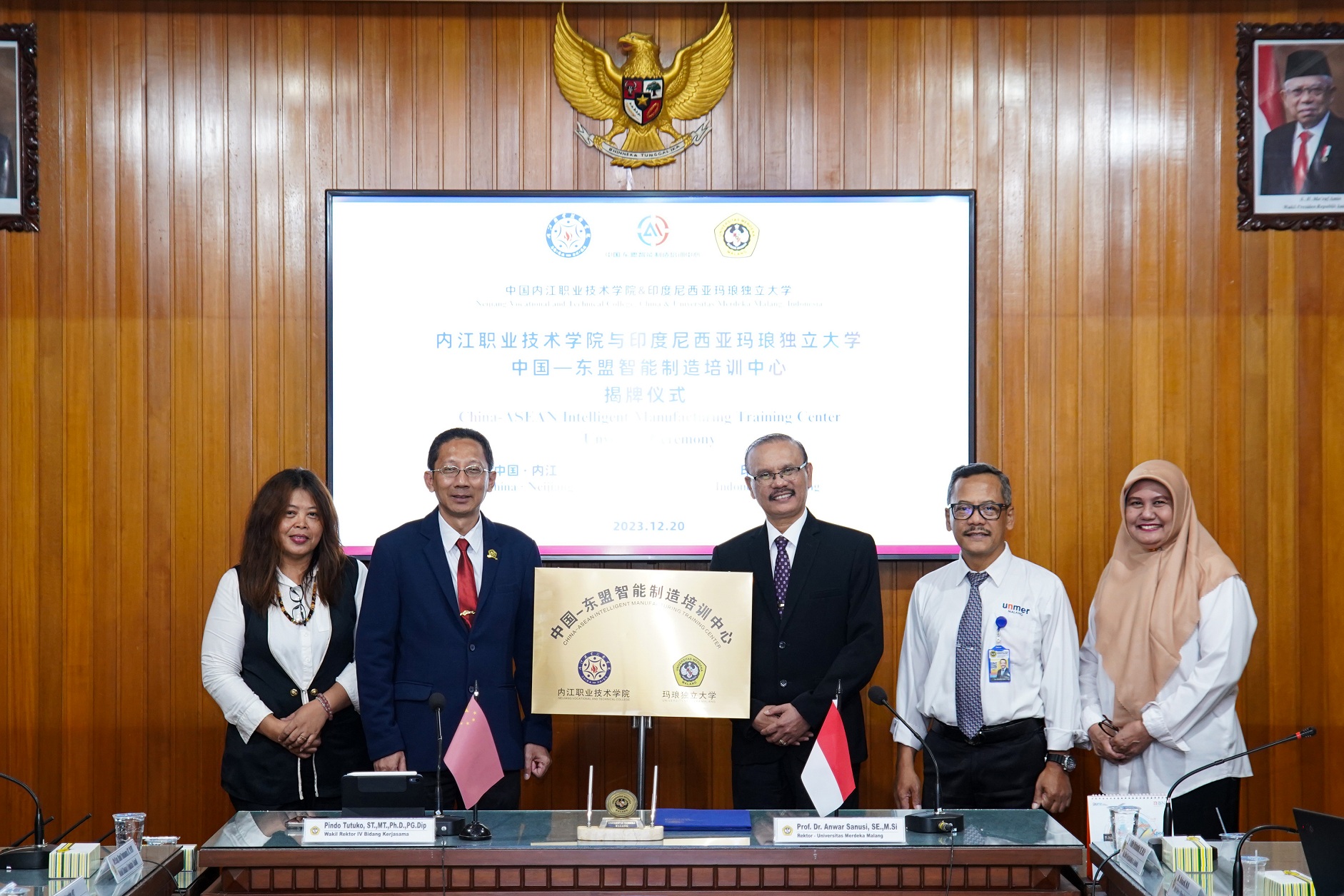 JAWAB TANTANGAN GLOBAL: Rektor Unmer Prof Dr Anwar Sanusi SE MSi (tiga dari kanan) dengan perwakilan Neijiang Vocational and Technical College seusai menjalin kerja sama.
