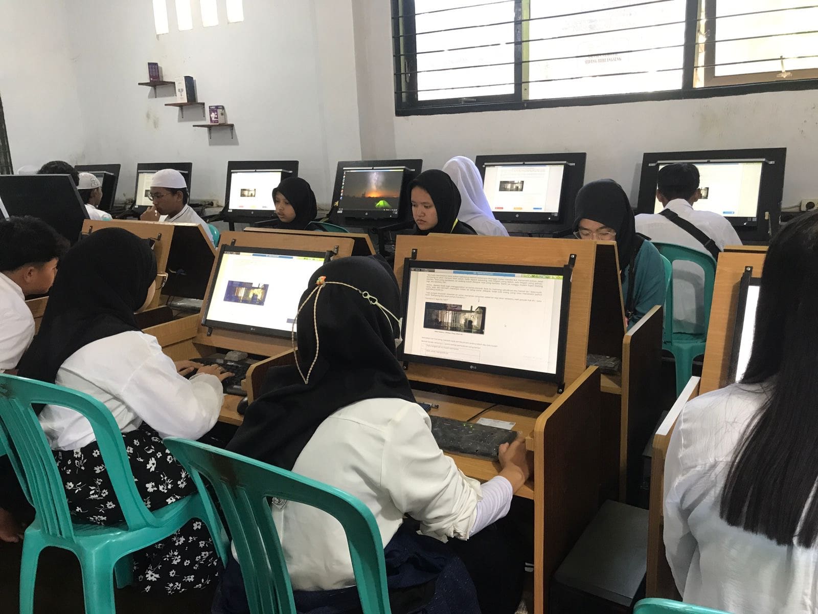 DEMI PENDIDIKAN: Para peserta mengikuti ujian di Pusat Kegiatan Belajar Masyarakat (PKBM) Sabilun Najah