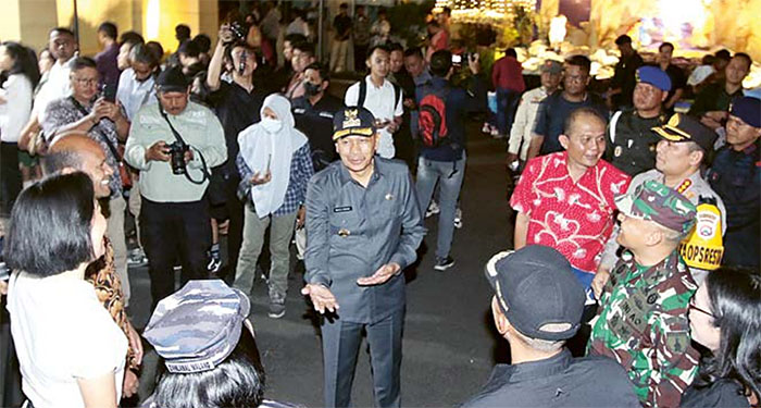 PASTIKAN LANCAR: PJ Wali Kota Malang Wahyu Hidayat mengunjungi pelaksanaan misa Natal di Gereja Katolik Hati Kudus Yesus Kajoetangan tadi malam (24/12).