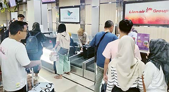 MENINGKAT 20 PERSEN: Antrean di sejumlah booth maskapai  terjadi di Bandara Abdulrachman Saleh, kemarin siang (25/12).