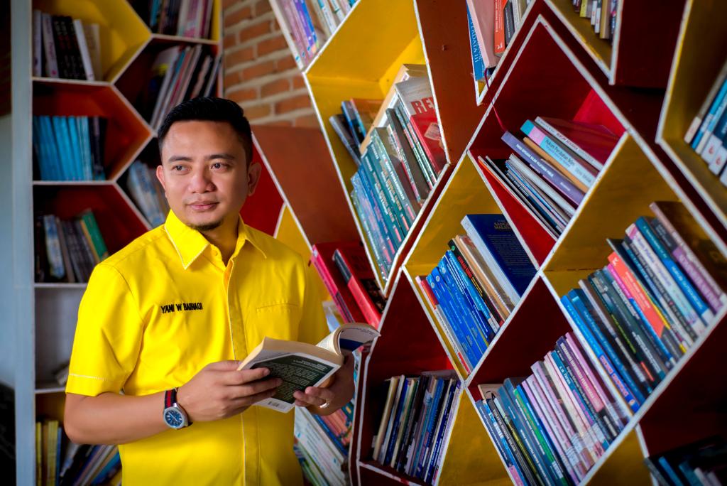 MANTAN SALESMAN BUKU: Yani Wijaya Baihaqi di rumahnya, Kelurahan Merjosari, Kecamatan Lowokwaru, Kota Malang. Dia merintis kariernya dari nol. (DOK YANI WIJAYA BAIHAQI)