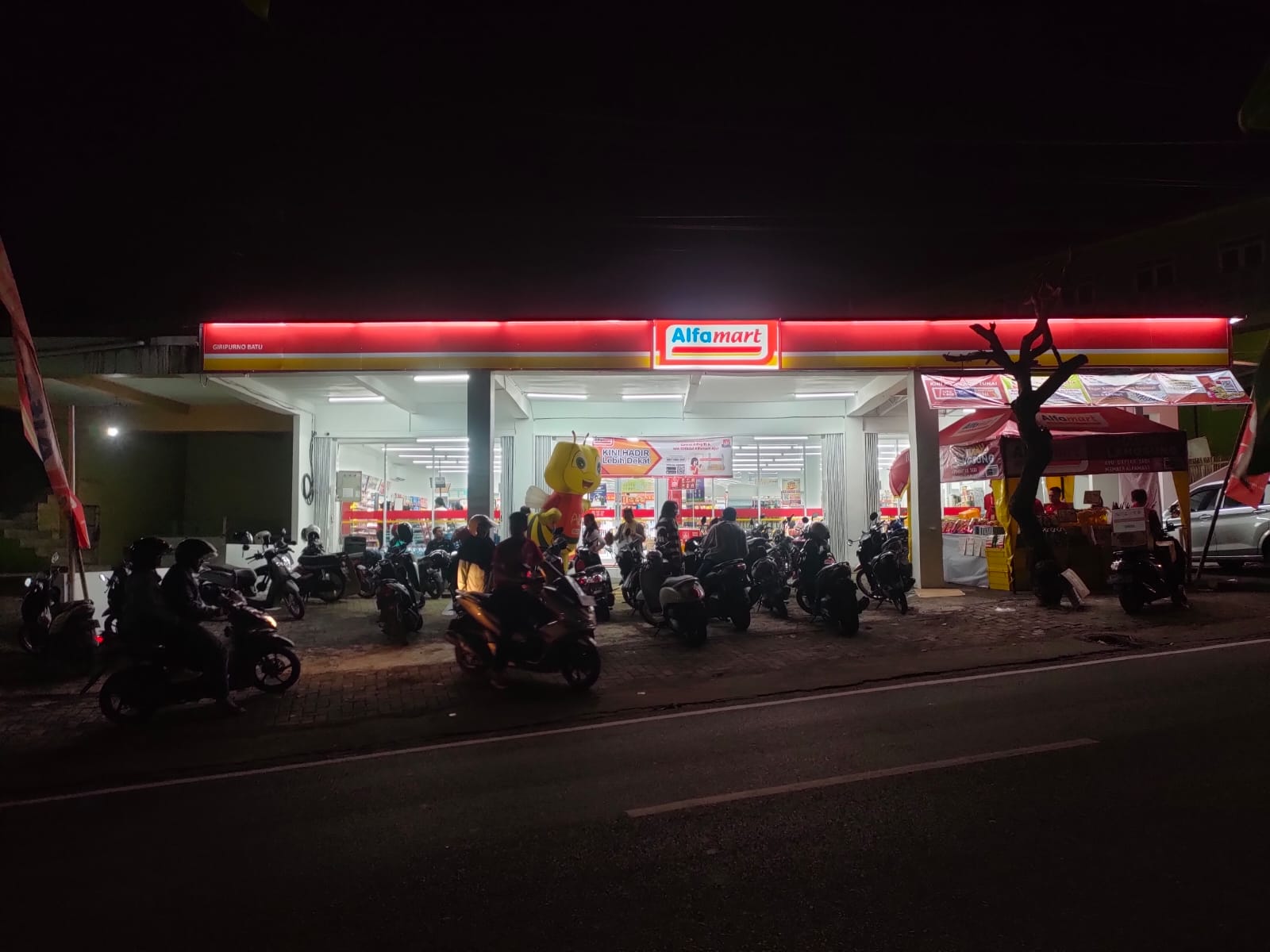 RAMAI: Hari pertama dibukanya Alfamart Giripurno langsung diserbu pembeli.