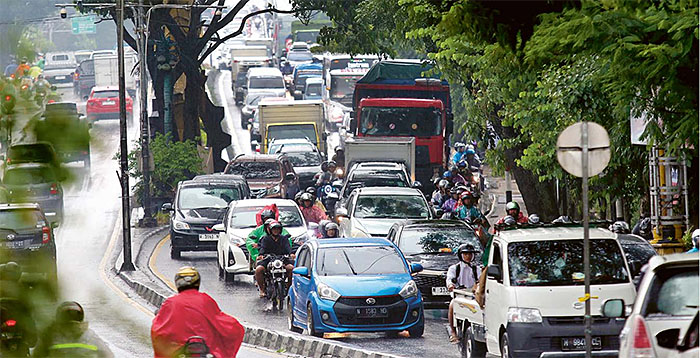 BALIK KE KOTA ASAL: Kepadatan arus lalu lintas terjadi di Jalan Ahmad Yani Utara, Kelurahan Balearjosari, Kecamatan Blimbing, kemarin sore (26/12).