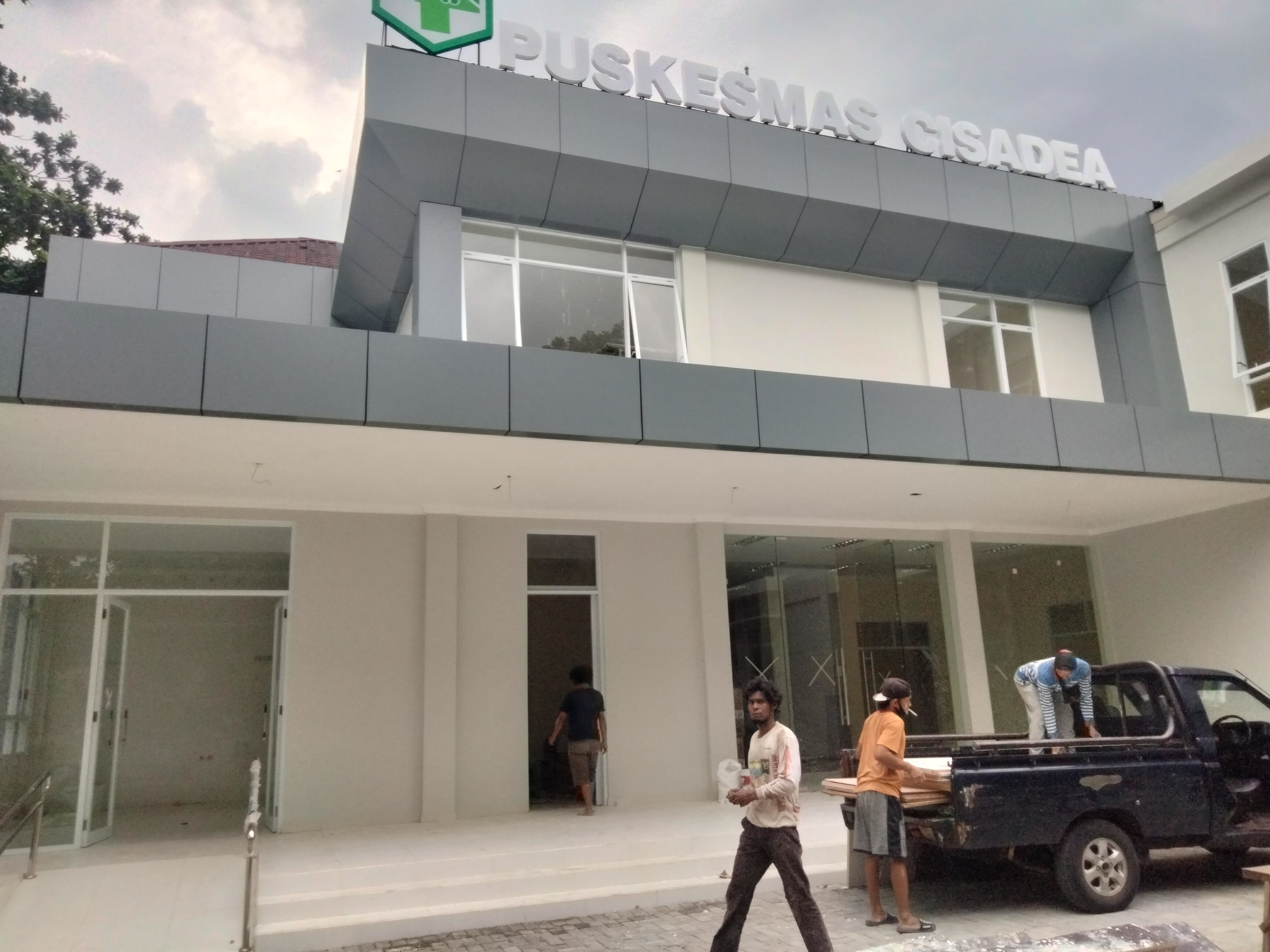 LAYANAN KESEHATAN: Sejumlah pekerja mengangkut bahan mebeler di gedung baru Puskesmas Cisadea.