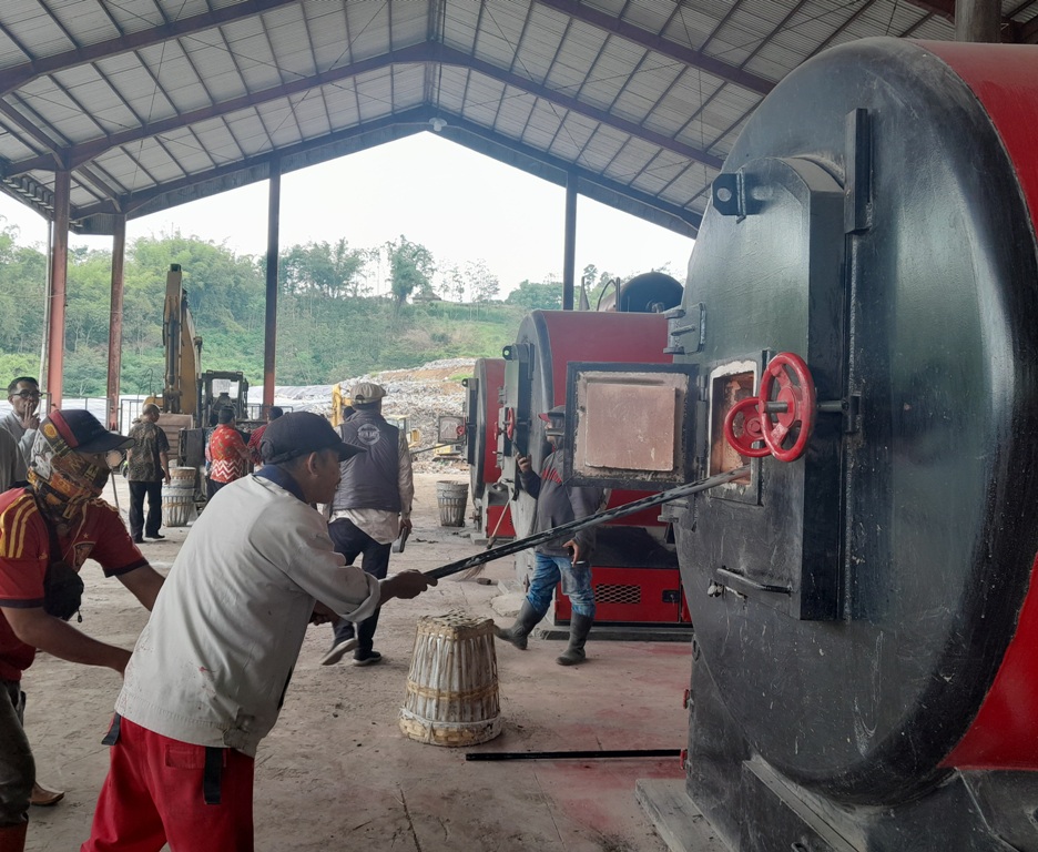 MASIH UJI COBA: Petugas TPA Tlekung menguji coba mesin mesin incinerator baru di TPA Tlekung sebelum resmi dioperasikan awal tahun 2024.(Afifah Rahmatika/Radar Malang)  &nbsp;