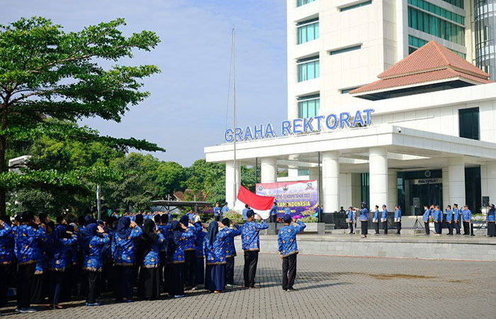 Pegawai kampus Universitas Negeri Malang saat upacara bendera
