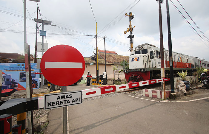 Perlintasan kereta api di Jalan Pulosari I, Kelurahan Purwodadi, Kecamatan Blimbing sudah dilengkapi pengaman dan pos jaga.