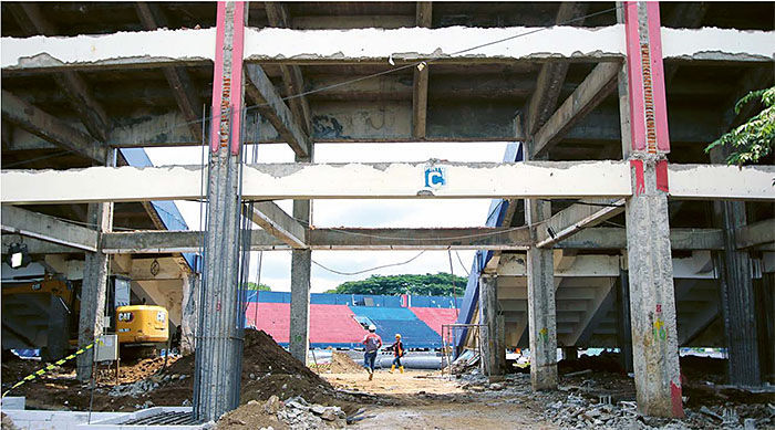 BeRPROgReS: Pembongkaran di beberapa bagian tribun Stadion Kanjuruhan sudah dilakukan. Denah tempat keluar masuk akan ditata ulang.