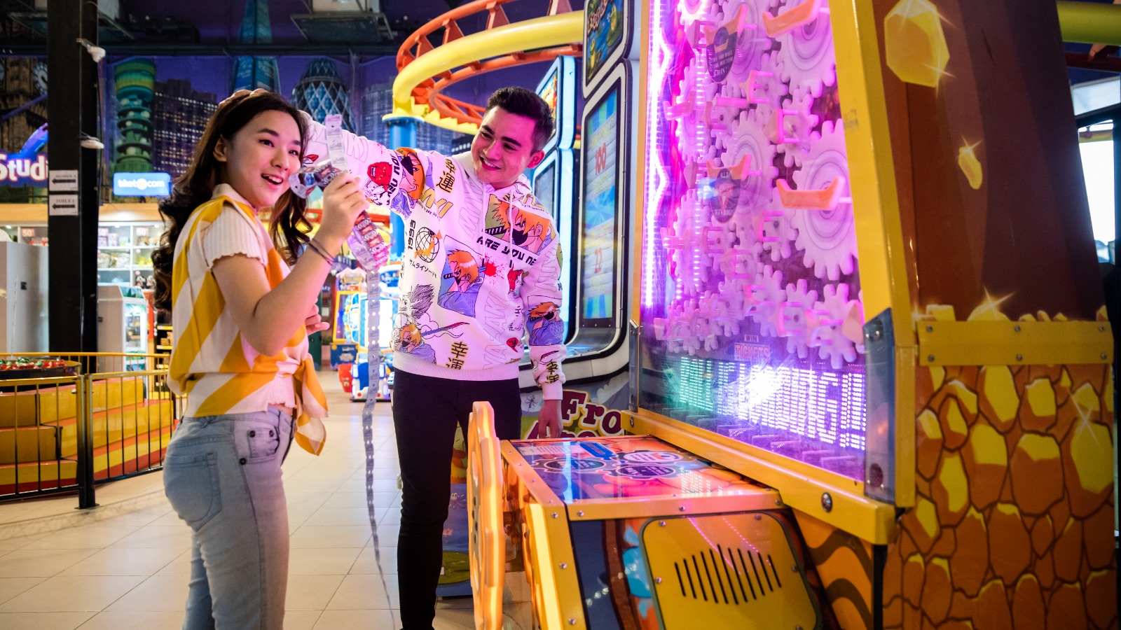 NEW EXPERIENCE : Para pengunjung merasakan keseruan bermain di salah satu wahana Trans Studio Mini Malang.