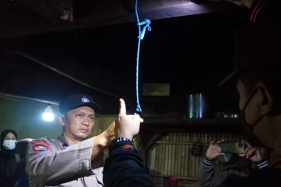 Petugas Polsek Wonosari dan Polres Malang menunjuk tali tambang yang digunakan remaja 19 tahun inisial R untuk gantung diri