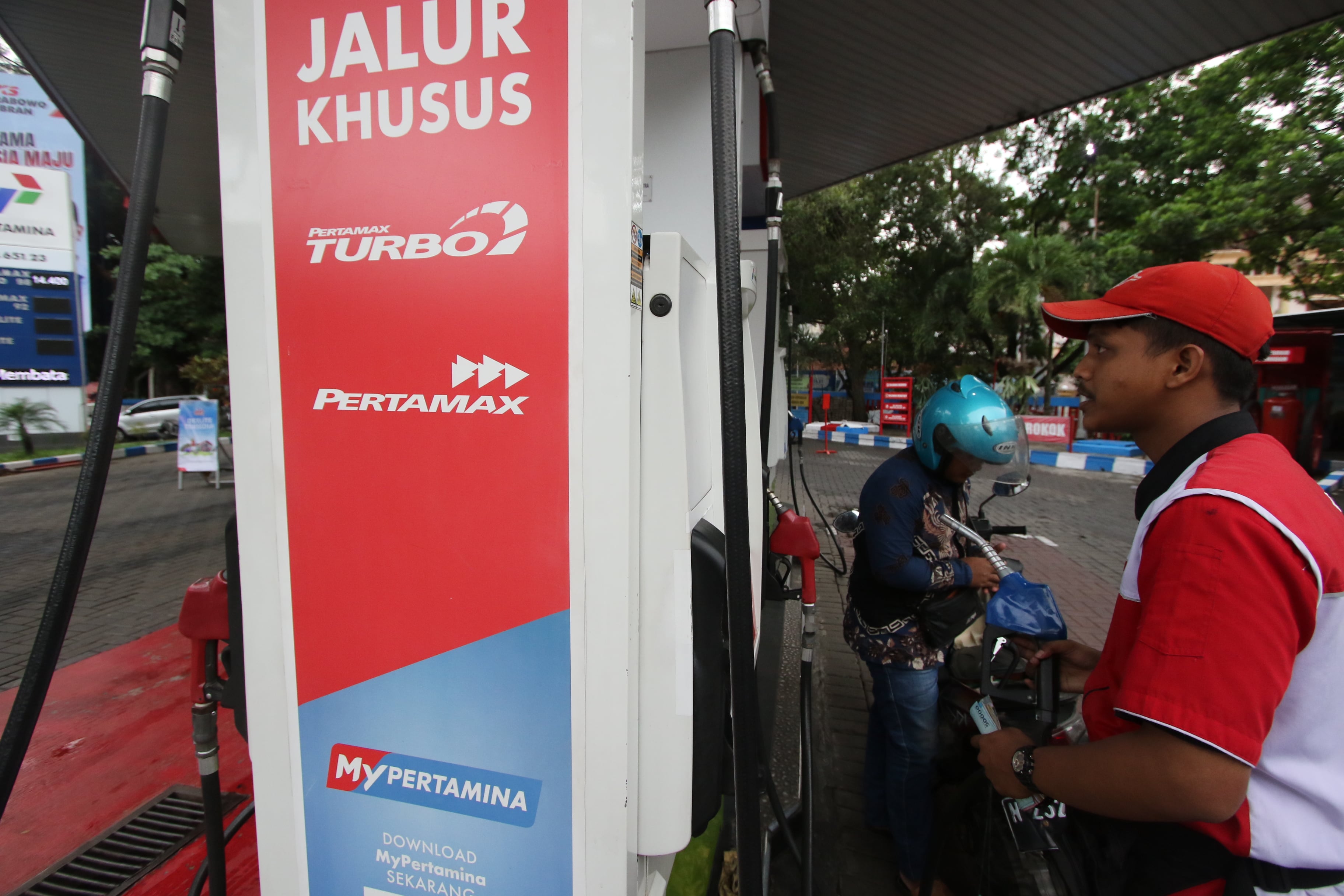 TARIF BARU: Sejumlah SPBU di Kota Malang tak terlalu ramai, meski harga BBM non-subsidi turun sejak kemarin (1/1).