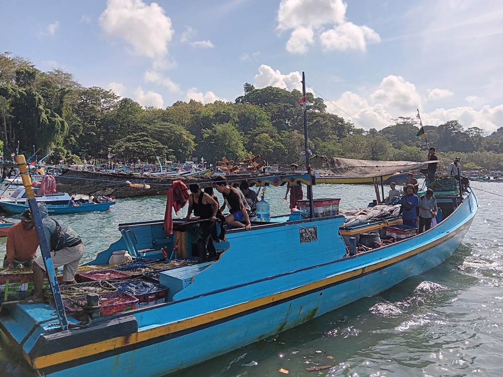 PENUH IKAN: Nelayan Sendangbiru menyandarkan perahu usai melaut di dermaga Tempat Pelelangan Ikan(T PI) Pondok Dadap, Kecamatan Sumber Manjing Wetan. (Indah Mei Yunita/Radar Malang)