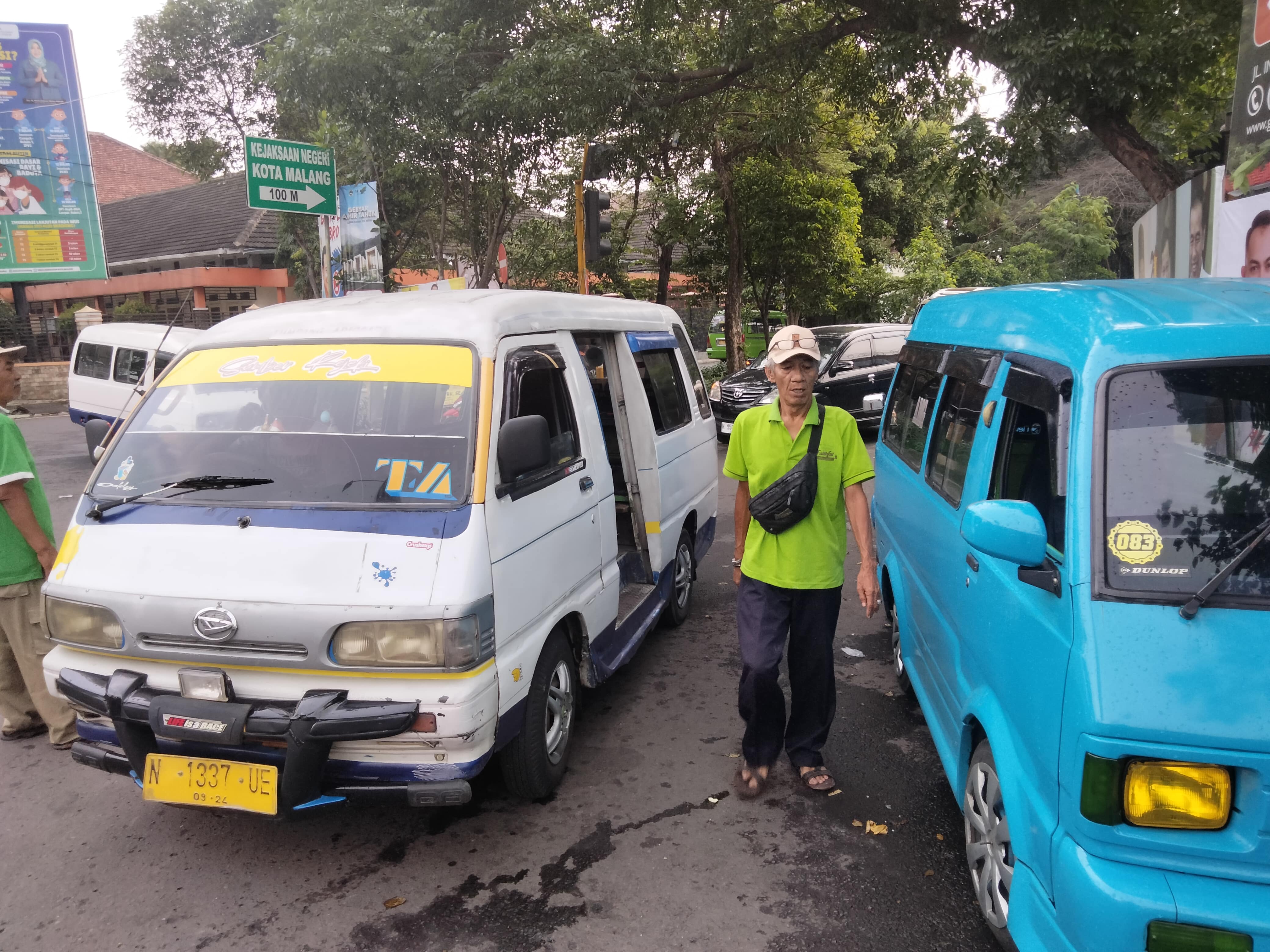 TRANSPORTASI: Beberapa angkot mangkal di luar terminal Arjosari untuk menunggu penumpang
