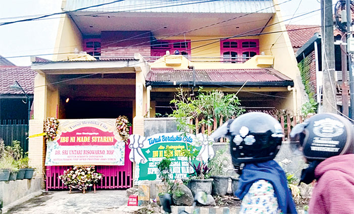 TERTUTUP: Dua karangan bunga ucapan duka cita masih terpajang di depan rumah  Ni Made Sutarini, Jalan Serayu Selatan, kemarin (1/1).