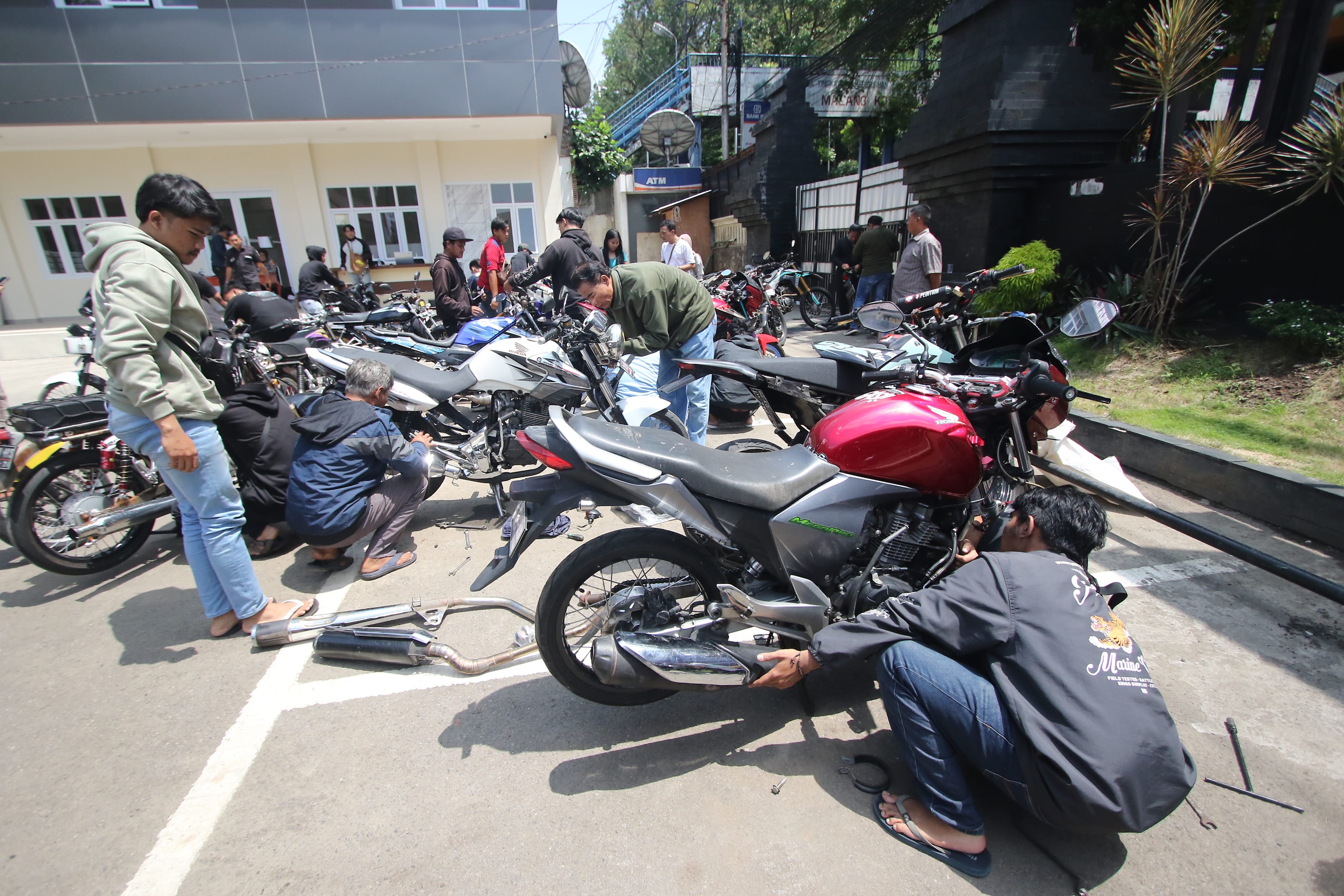 SUDAH BAYAR TILANG: Para pemilik kendaraan yang terjaring razia pada Desember 2023 lalu mulai mengambil motornya kemarin (3/1).