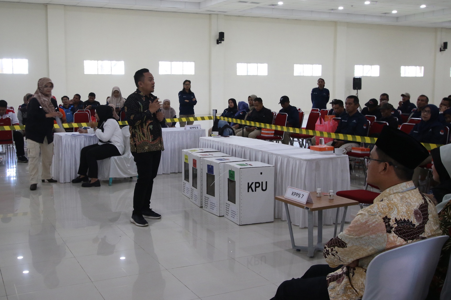 GEBER PERSIAPAN: Petugas KPU Kota Malang melakukan simulasi pemungutan suara pada bulan lalu di gedung Islamic Center. (Darmono/Radar Malang)