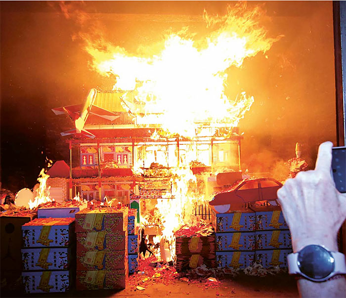 BAKAR MINIATUR RUMAH: Salah satu prosesi Co Kong Tik yang dilaksanakan di Klenteng En An Kiong kemarin (3/1).
