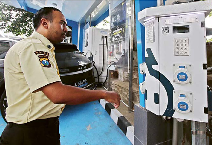 PENGISI DAYA: Stasiun Pengisian Listrik Umum untuk motor listrik tersedia di Kantor PLN UP3 Malang. Fasilitas tersebut belum banyak dimanfaatkan.