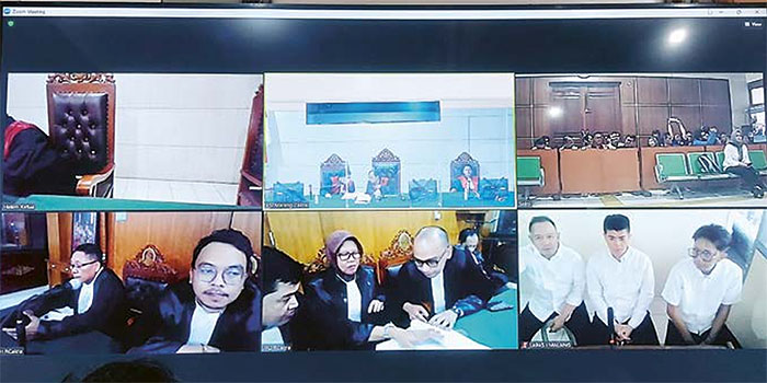 TERDAKWA: Wahyu Kenzo (kiri, kemeja putih) mengikuti persidangan secara online dari Lapas Lowokwaru kemarin (3/1).
