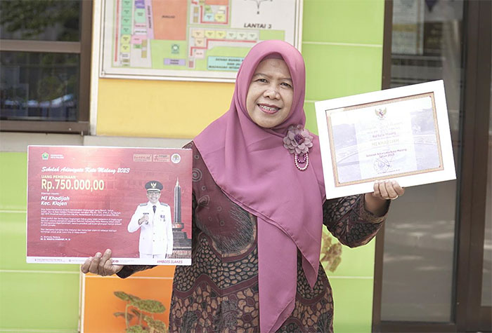 PEDULI LINGKUNGAN  : Kepala MI Khadijah Malang Dra Sa