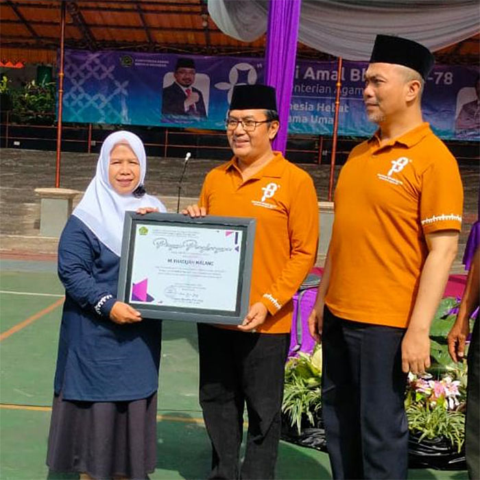 PANEN PRESTASI : Staf Ahli Bidang Ekonomi dan Keuangan Pemkot Malang M. Sailendra ST MT (dua dari kanan) memberikan penghargaan sertifikat 68 prestasi kepada MI Khadijah Malang didampingi Kepala Kemen