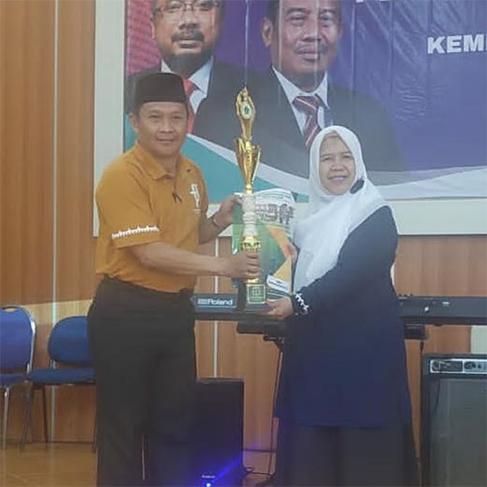 TELADAN : Kepala MI Khadijah Malang Dra. Sa