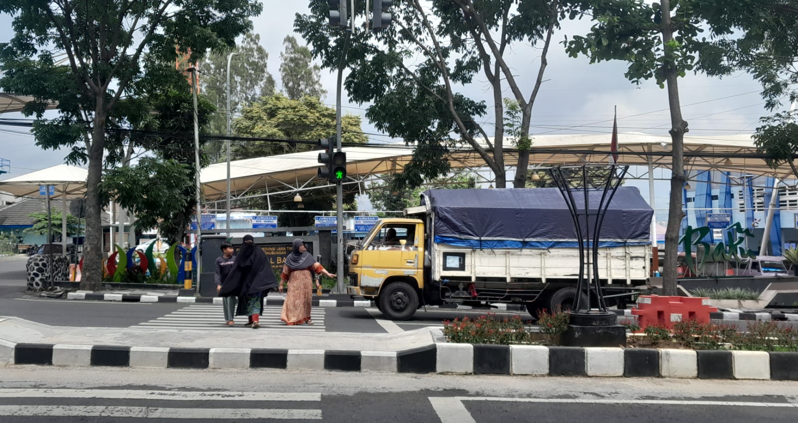 JALUR CEPAT: Penyeberang di Jalan Dewi Sartika di depan Terminal Kota Batu dan Pasar Induk Among Tani harus ekstra hati-hati karena kendaraan yang lewat cenderung cepat.