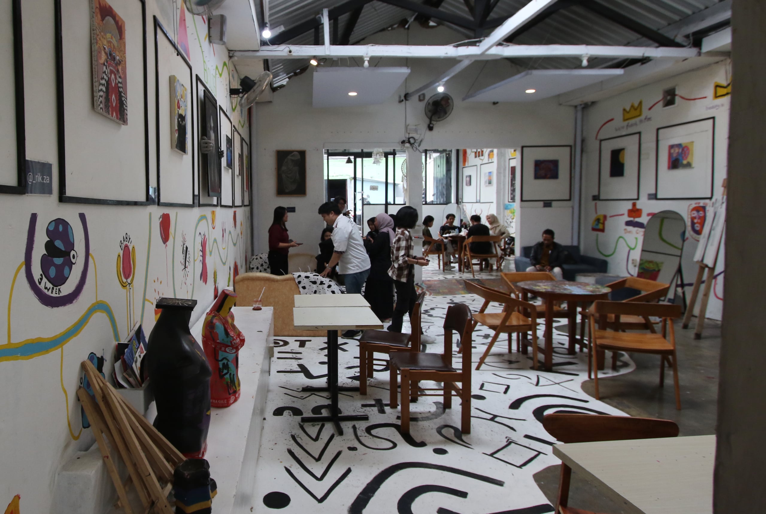 DIDOMINASI MAHASISWA: Salah satu kafe di kawasan Merjosari, Kecamatan Lowokwaru, menyediakan konsep unik untuk menyedot pengunjung.