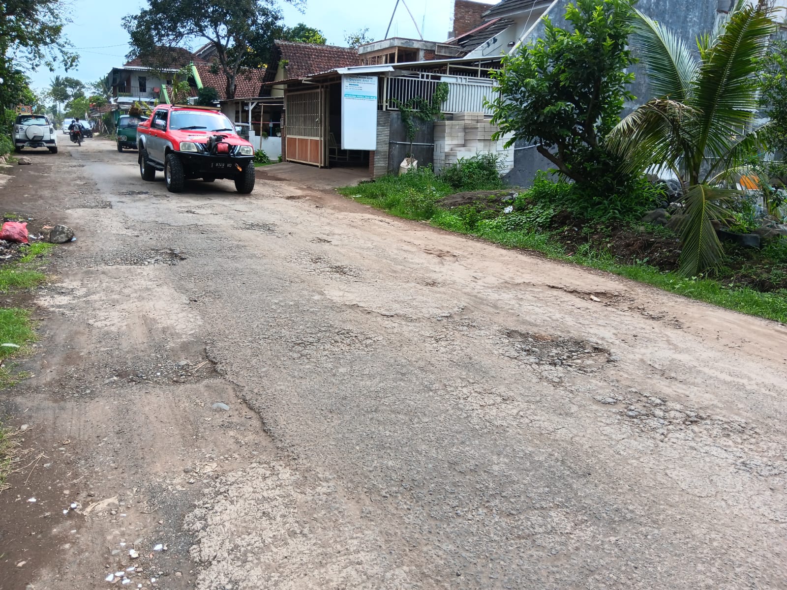IKUT DIPERBAIKI?: Kendaraan melintas di ruAs jalan di kawasan Kecamatan Tajinan yang kondisi mulai rusak. (Indah Mei Yunita/Radar Malang)  &nbsp;  &nbsp;