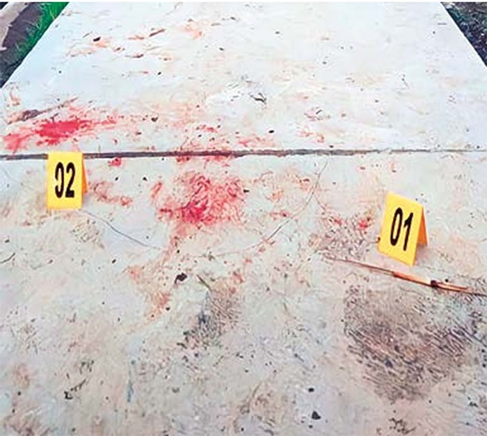 TEMUKAN BERCAK DARAH: Polisi melakukan olah TKP di sekitar lokasi penemuan mayat laki-laki di sekitar Lapangan Desa Ngroto, Kecamatan Pujon, Kabupaten Malang, kemarin.