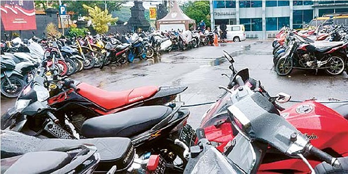 TANPA PELINDUNG: Sekitar 386 kendaraan barang bukti balap liar dan pengguna knalpot brong masih ditahan di lapangan apel Mapolresta Malang Kota hingga kemarin (7/1).