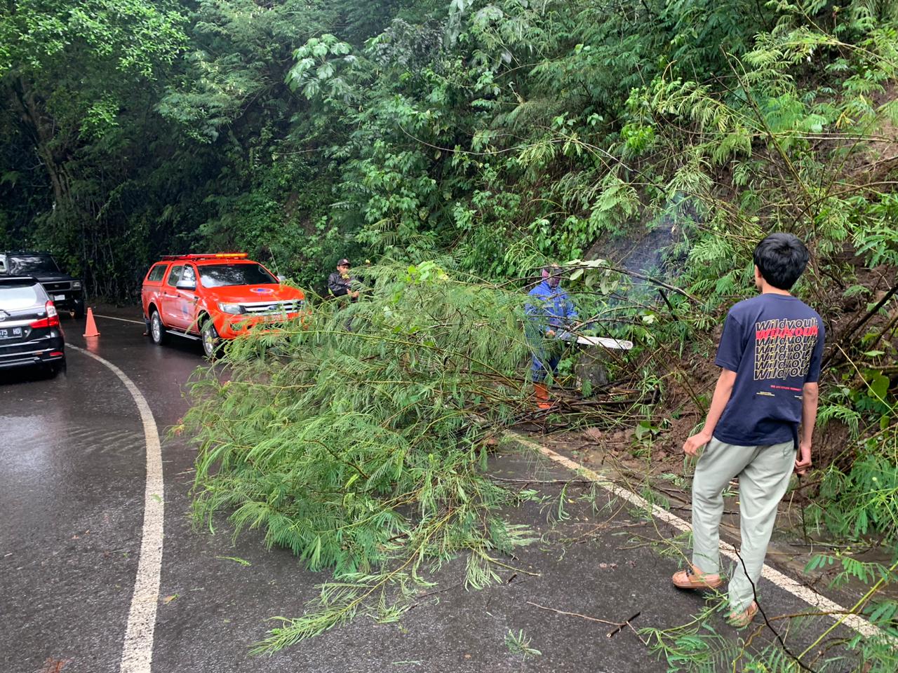 HAMBAT LALIN: salah satu peristiwa tanah longsor di jalur Payung, Kota Batu beberapa waktu lalu.