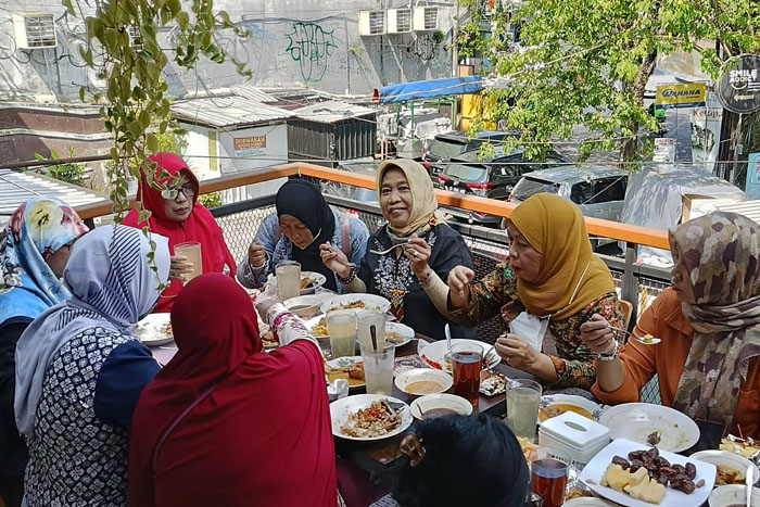 Pelanggan Warung Ayo Makan menikmati sajian makanan pedas
