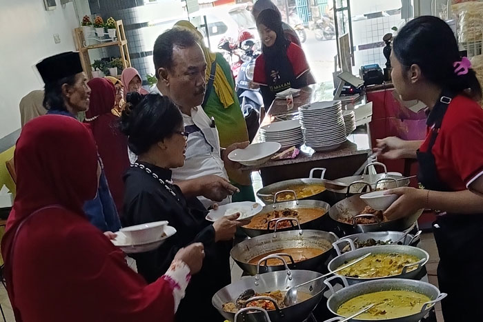 Warung Ayo Makan Jalan Sumbersari Malang menyajikan masakan bagi pecinta pedas