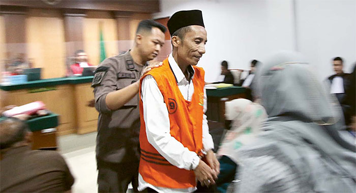 ADA LIMA KORBAN: Muhammad Tamyis, 47, pengasuh ponpes  di Desa Tangkilsari, Kecamatan Tajinan setelah menjalani sidang  pembacaan vonis di pengadilan Negeri (pN) Kepanjen, kemarin.