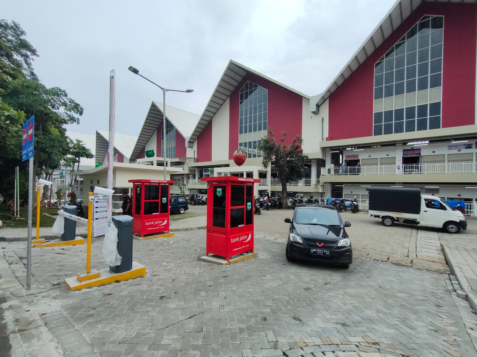PRO KONTRA: Parkir model gate di Pasar Induk Among Tani sudah siap dioperasikan.