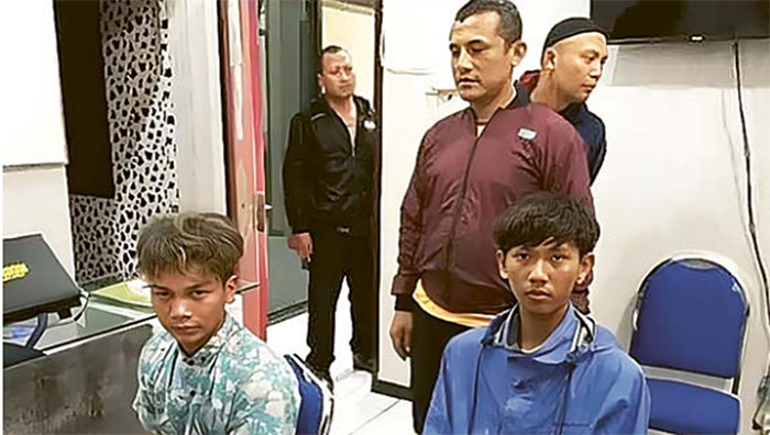 TETANGGA DESA: Dua pelaku pengeroyokan pelajar SMA Negeri 1 Ngantang dimintai keterangan polisi. Ada satu pelaku lainnya yang juga tertangkap.