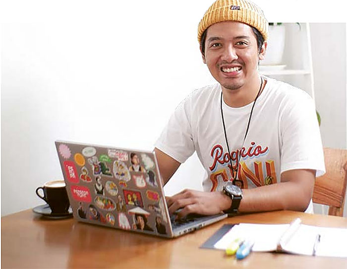 GO INTERNATIONAL: Muhammad Wildan Taufiqul Hafidz di sela-sela membuat ilustrasi pemain sepak bola. Dia menekuni bidang ilustrasi sejak lulus UM.