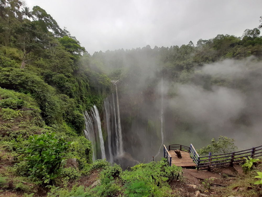 BANYAK DIKUNJUNGI TURIS: Suasana di wisata Coban Sewu yang lokasinya berada di perbatasan Kabupaten Malang dan Lumajang. (Disparbud Kabupaten Malang for Radar Malang)  &nbsp;  &nbsp;