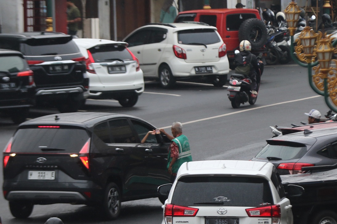 Parkir tepi jalan di koridor Kajoetangan Heritage kerap menyebabkan kemacetan.