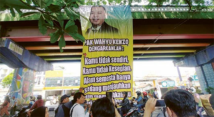 MINTA BLOKIR REKENING: Pendukung Wahyu Kenzo memasang baliho  dukungan di flyover depan Pengadilan Negeri Malang kemarin (10/1).
